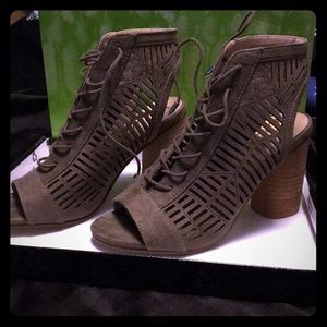 Olive heeled sandals 👡 😍🎀🧡